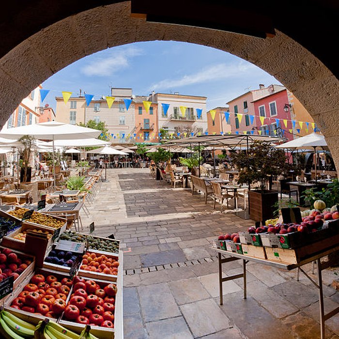 Photo de Place des Arcades de Valbonne