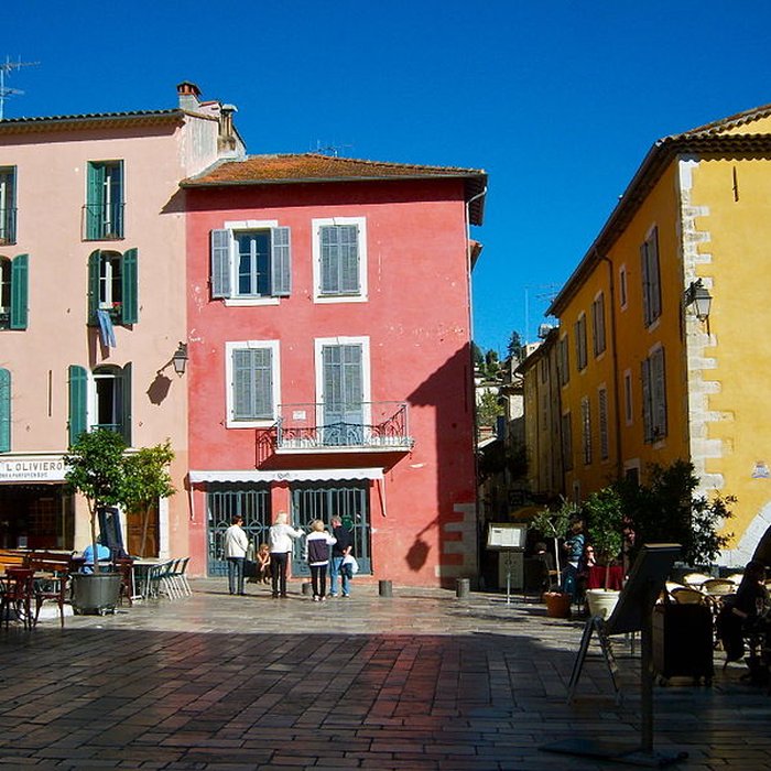 Photo de Place des Arcades de Valbonne