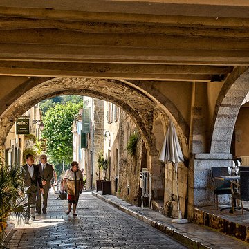 Place des Arcades de Valbonne