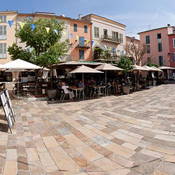 Place des Arcades de Valbonne