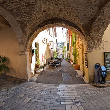 Place des Arcades de Valbonne