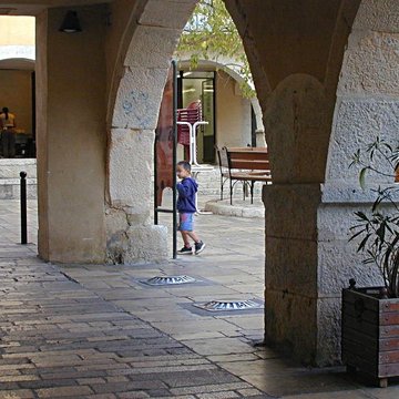 Place des Arcades de Valbonne