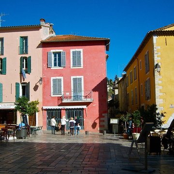 Place des Arcades de Valbonne