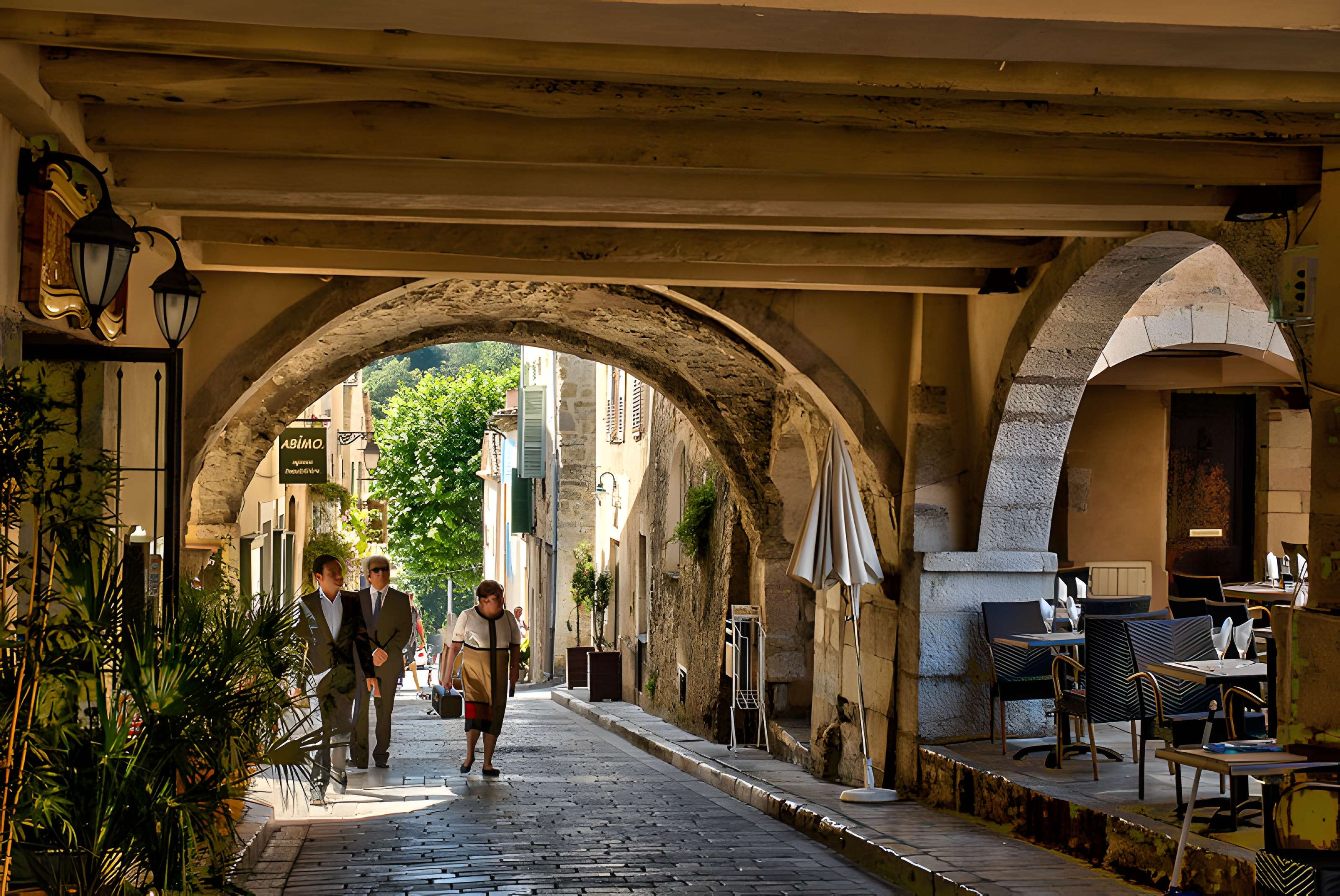 Place des Arcades de Valbonne