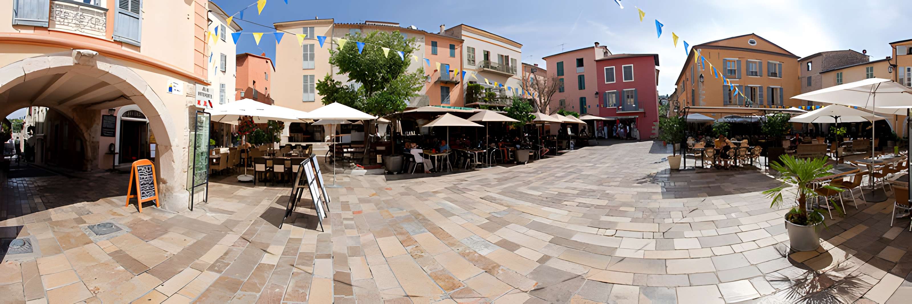 Place des Arcades de Valbonne