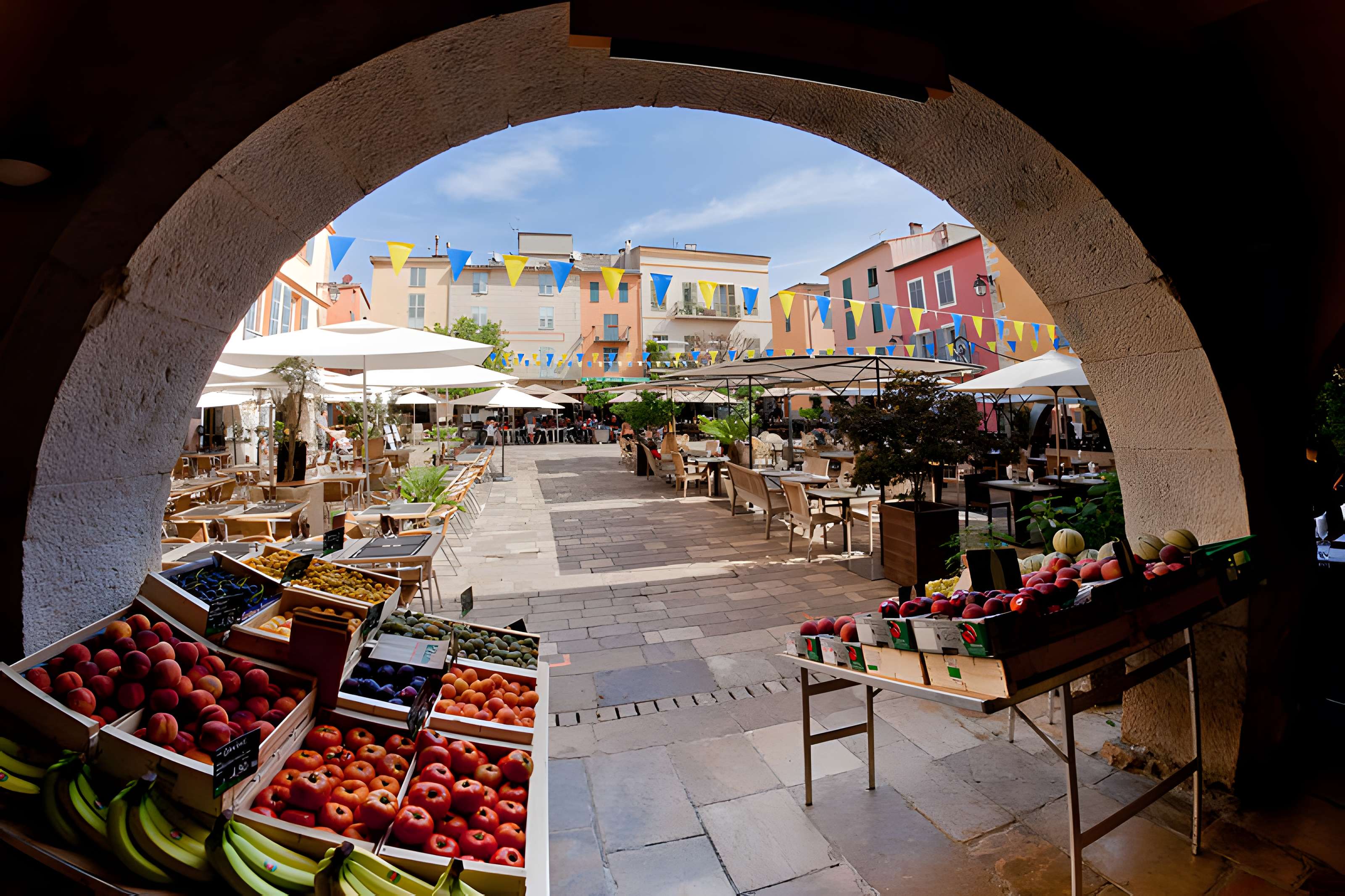 Place des Arcades de Valbonne