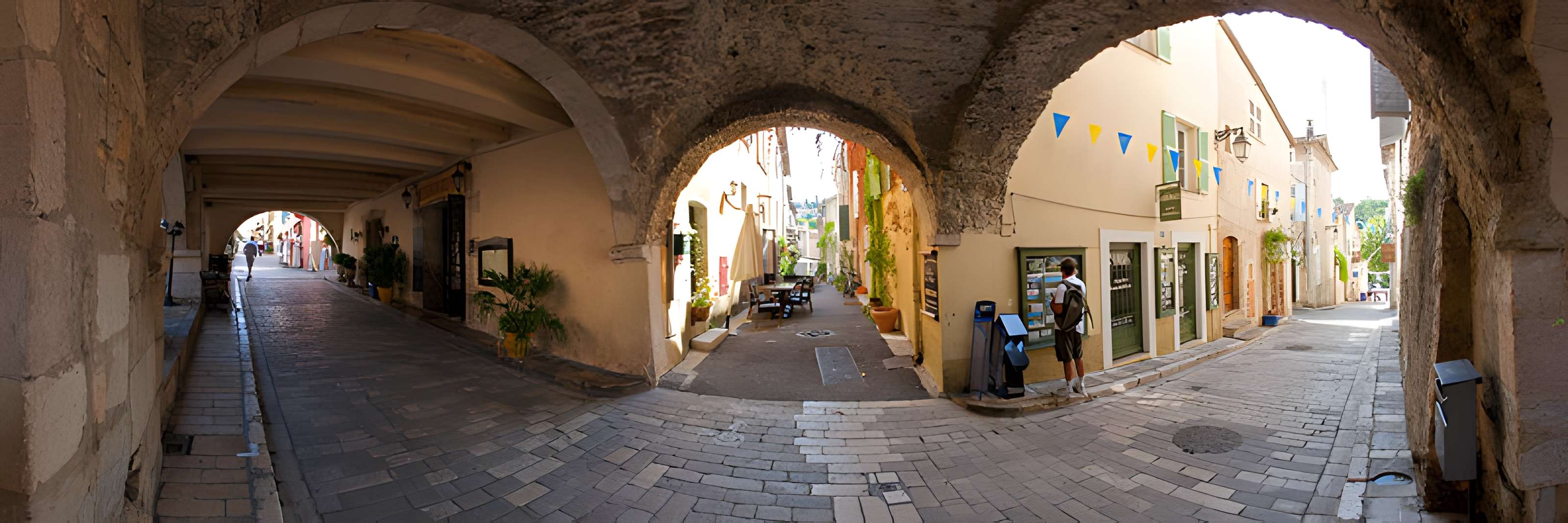 Place des Arcades de Valbonne