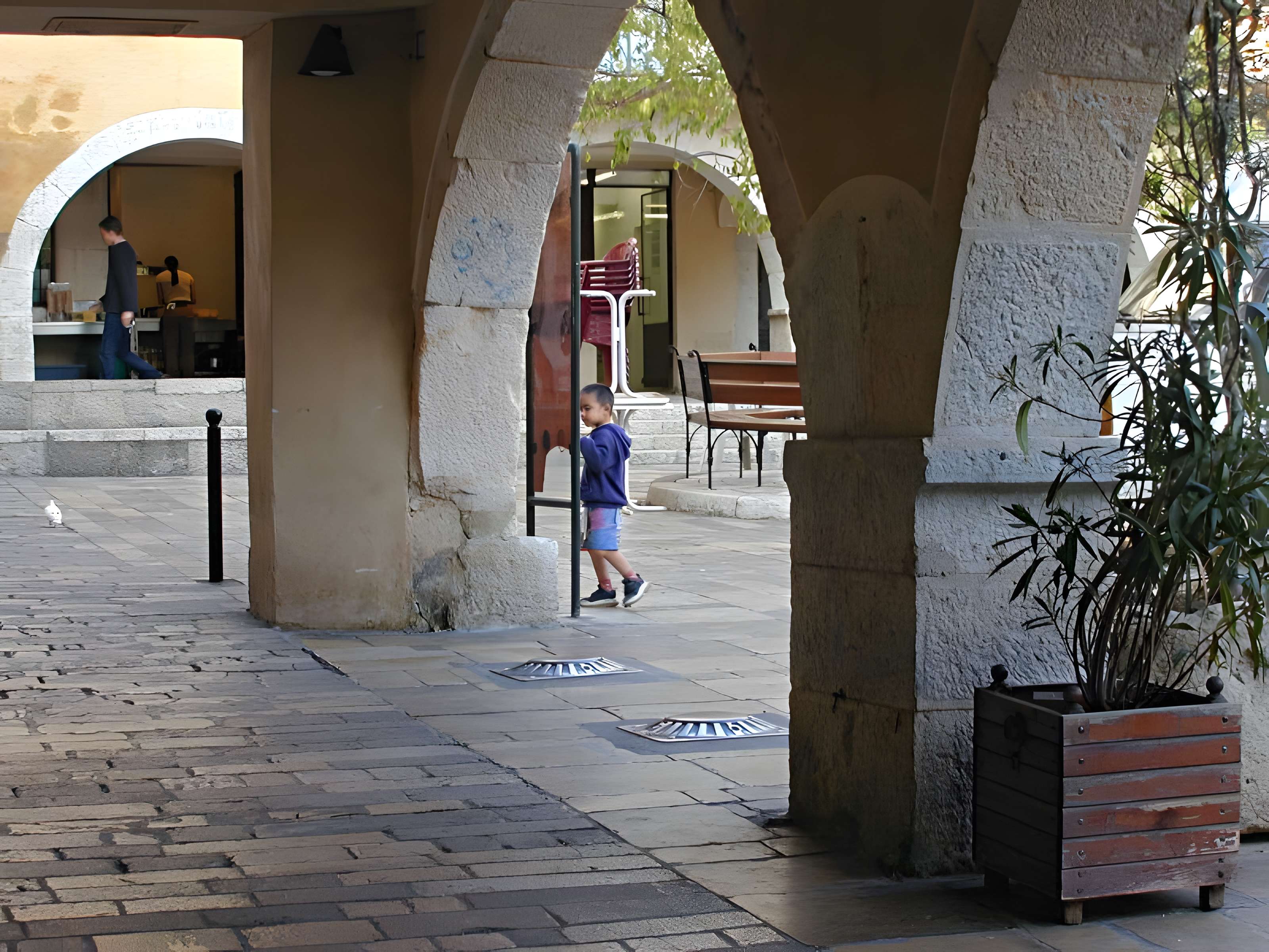 Place des Arcades de Valbonne