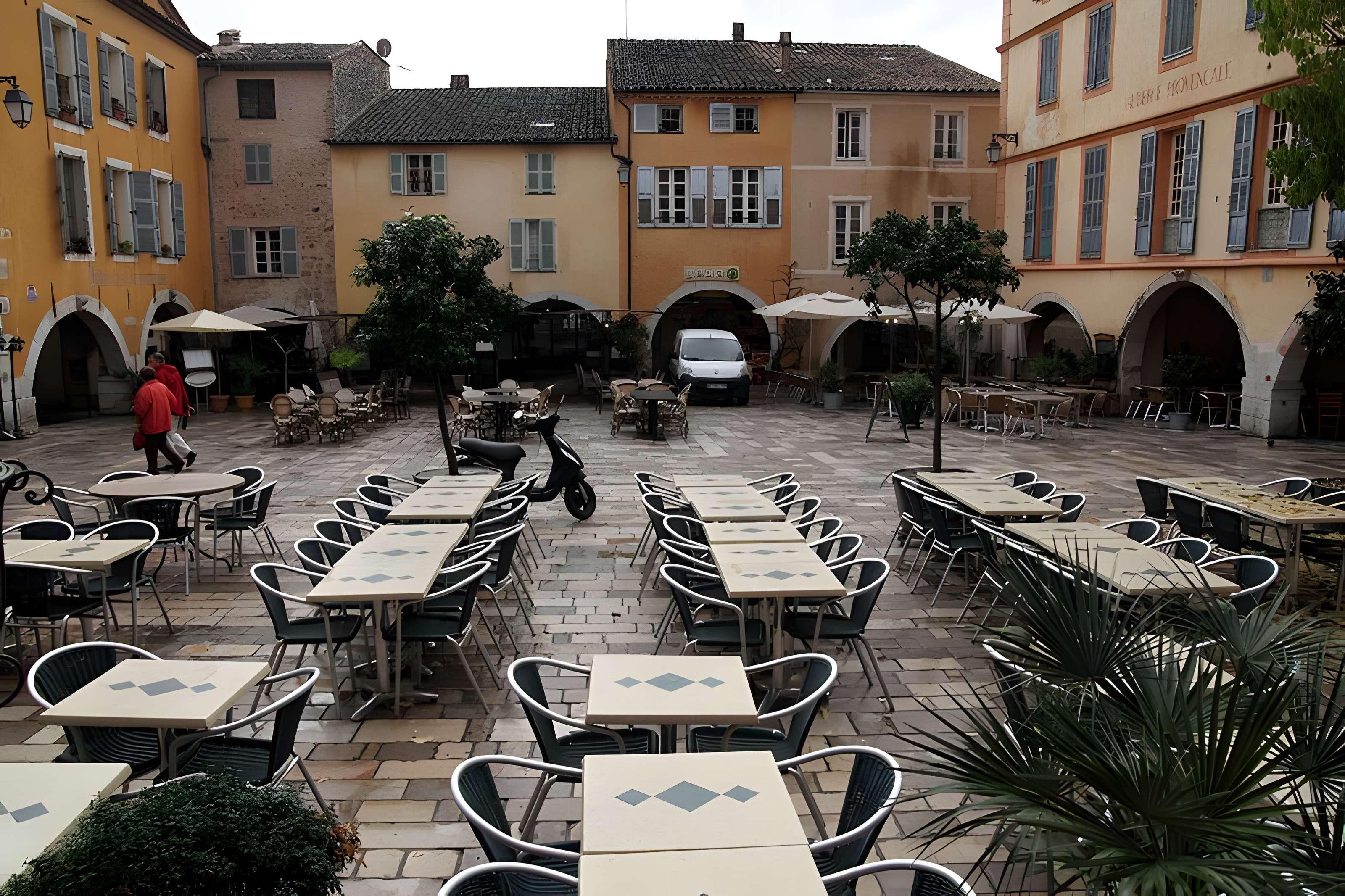 Place des Arcades de Valbonne
