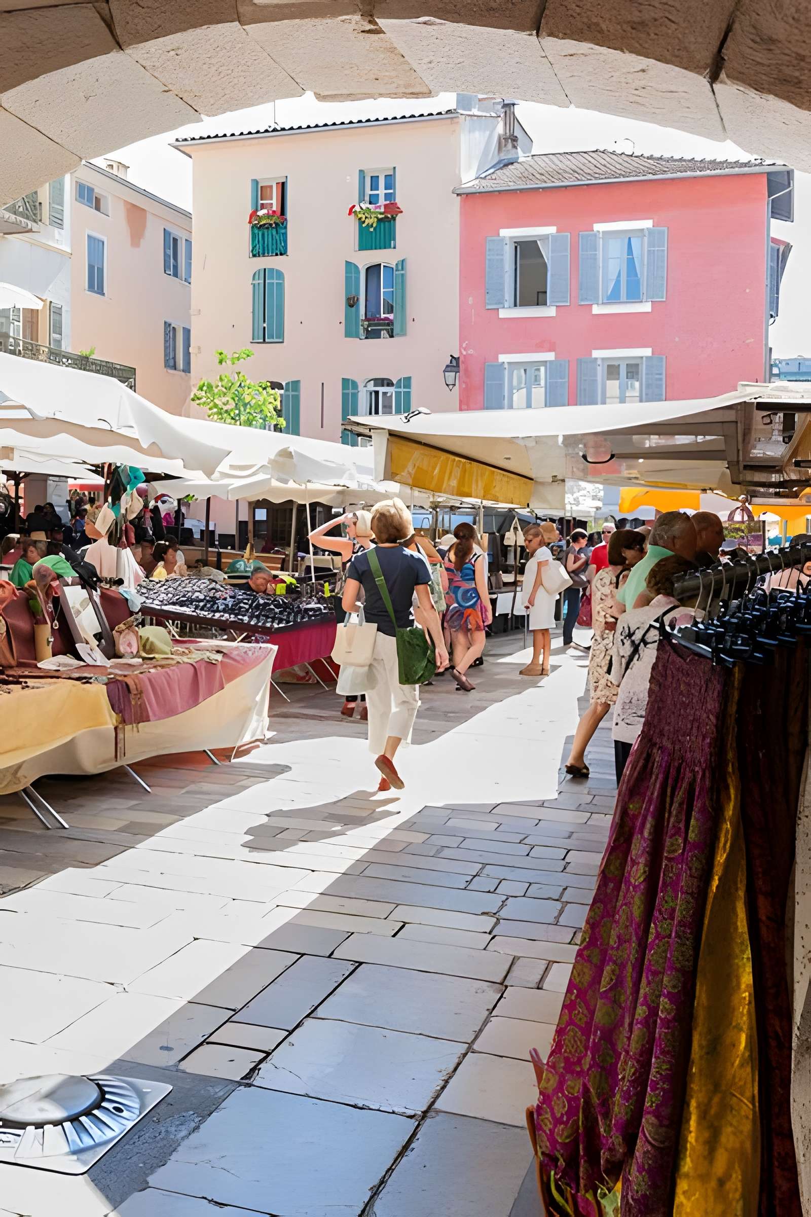 Place des Arcades de Valbonne