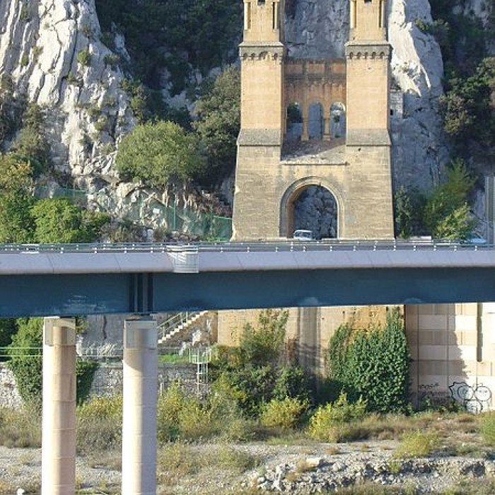 Photo de Ancien pont suspendu de Mirabeau également sur commune de Mirabeau Vaucluse 