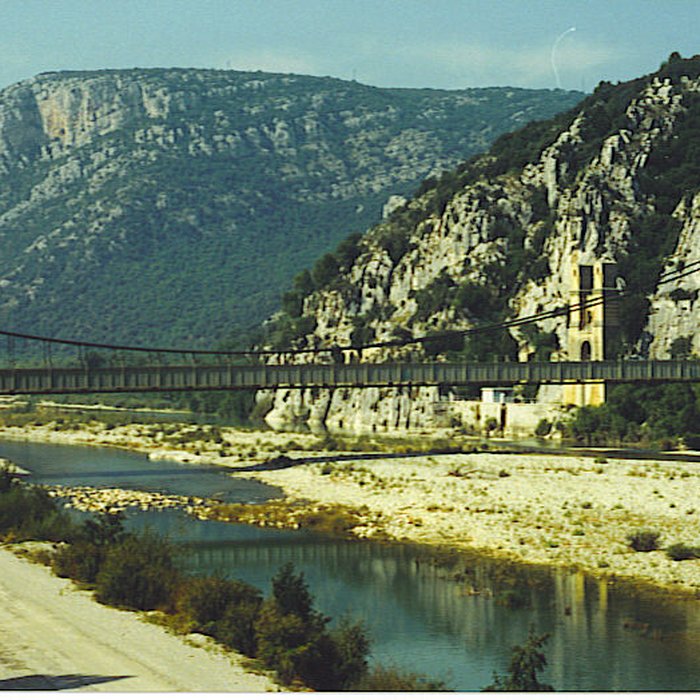 Photo de Ancien pont suspendu de Mirabeau également sur commune de Mirabeau Vaucluse 