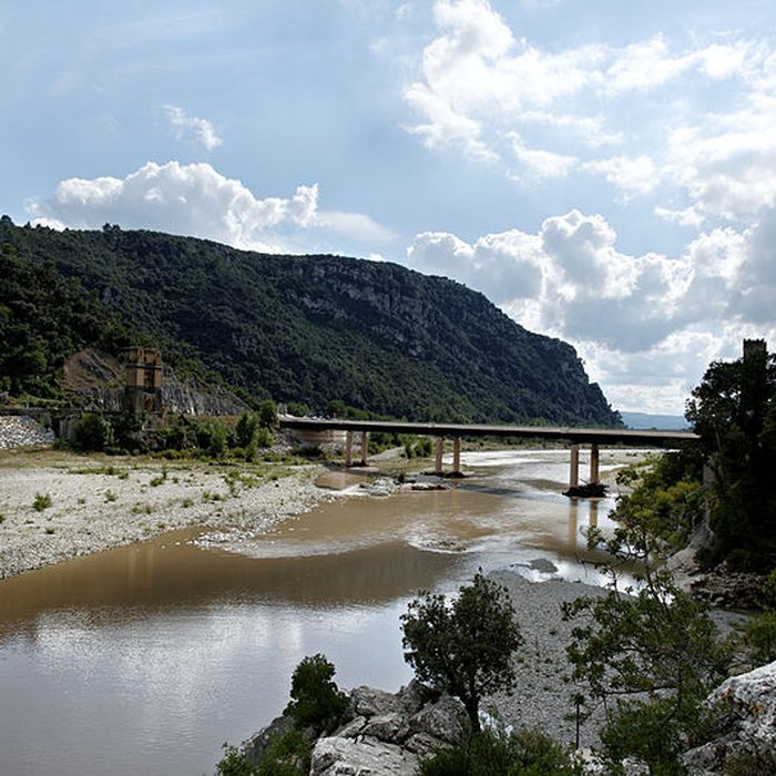 Photo de Ancien pont suspendu de Mirabeau également sur commune de Mirabeau Vaucluse 