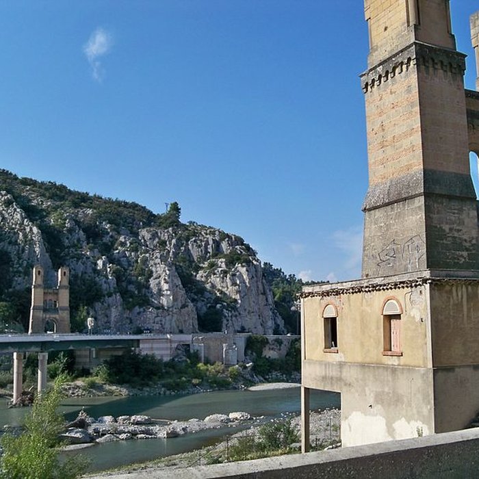 Photo de Ancien pont suspendu de Mirabeau également sur commune de Mirabeau Vaucluse 