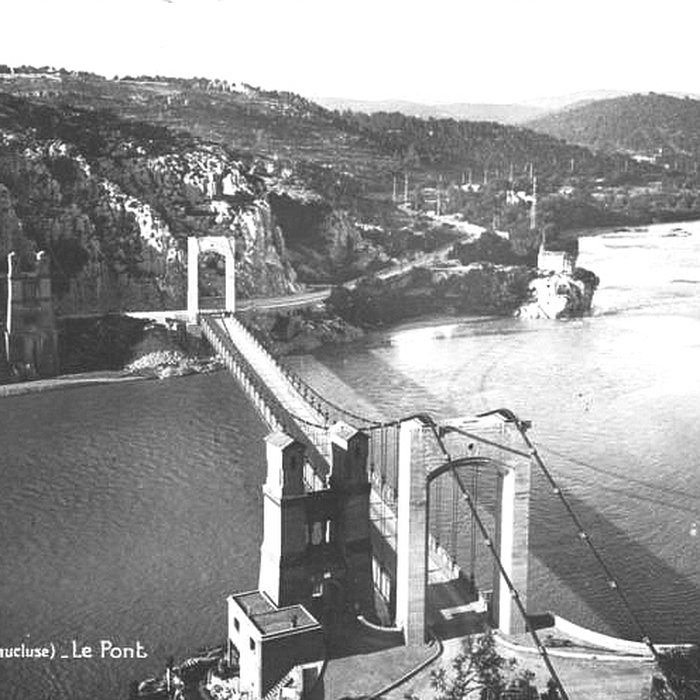 Photo de Ancien pont suspendu de Mirabeau également sur commune de Mirabeau Vaucluse 