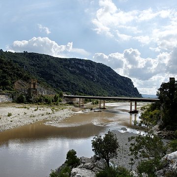 Ancien pont suspendu de Mirabeau également sur commune de Mirabeau Vaucluse 