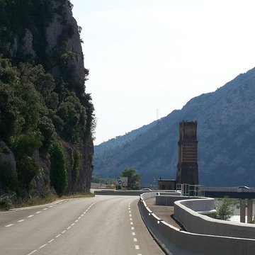 Ancien pont suspendu de Mirabeau également sur commune de Mirabeau Vaucluse 