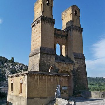Ancien pont suspendu de Mirabeau également sur commune de Mirabeau Vaucluse 