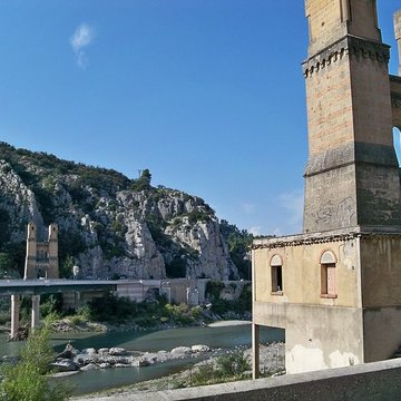 Ancien pont suspendu de Mirabeau également sur commune de Mirabeau Vaucluse 