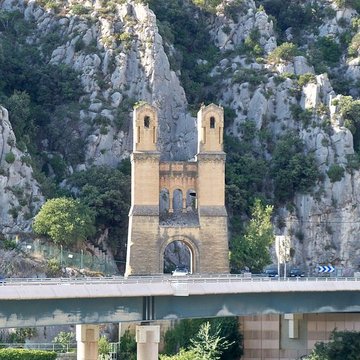Ancien pont suspendu de Mirabeau également sur commune de Mirabeau Vaucluse 