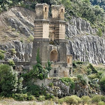 Ancien pont suspendu de Mirabeau également sur commune de Mirabeau Vaucluse 