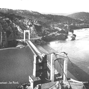 Ancien pont suspendu de Mirabeau également sur commune de Mirabeau Vaucluse 