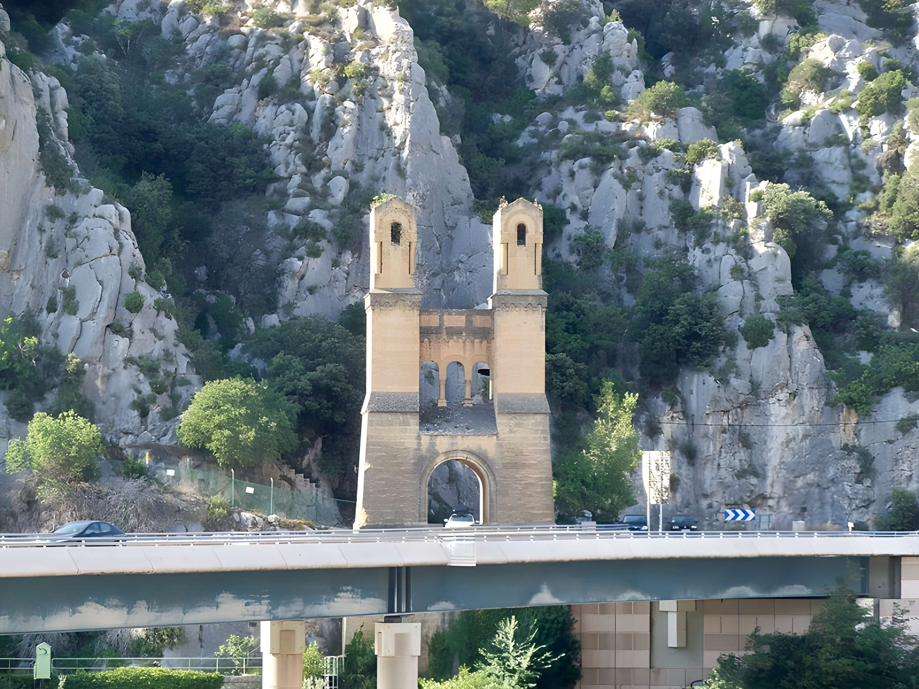 Ancien pont suspendu de Mirabeau (également sur commune de Mirabeau (Vaucluse) )