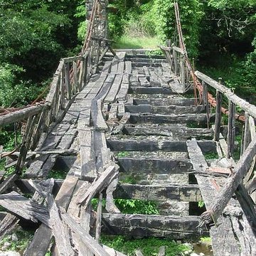 Pont suspendu sur la Cance dit Pont du Moulin  également sur commune de Vernosc-lès-Annonay