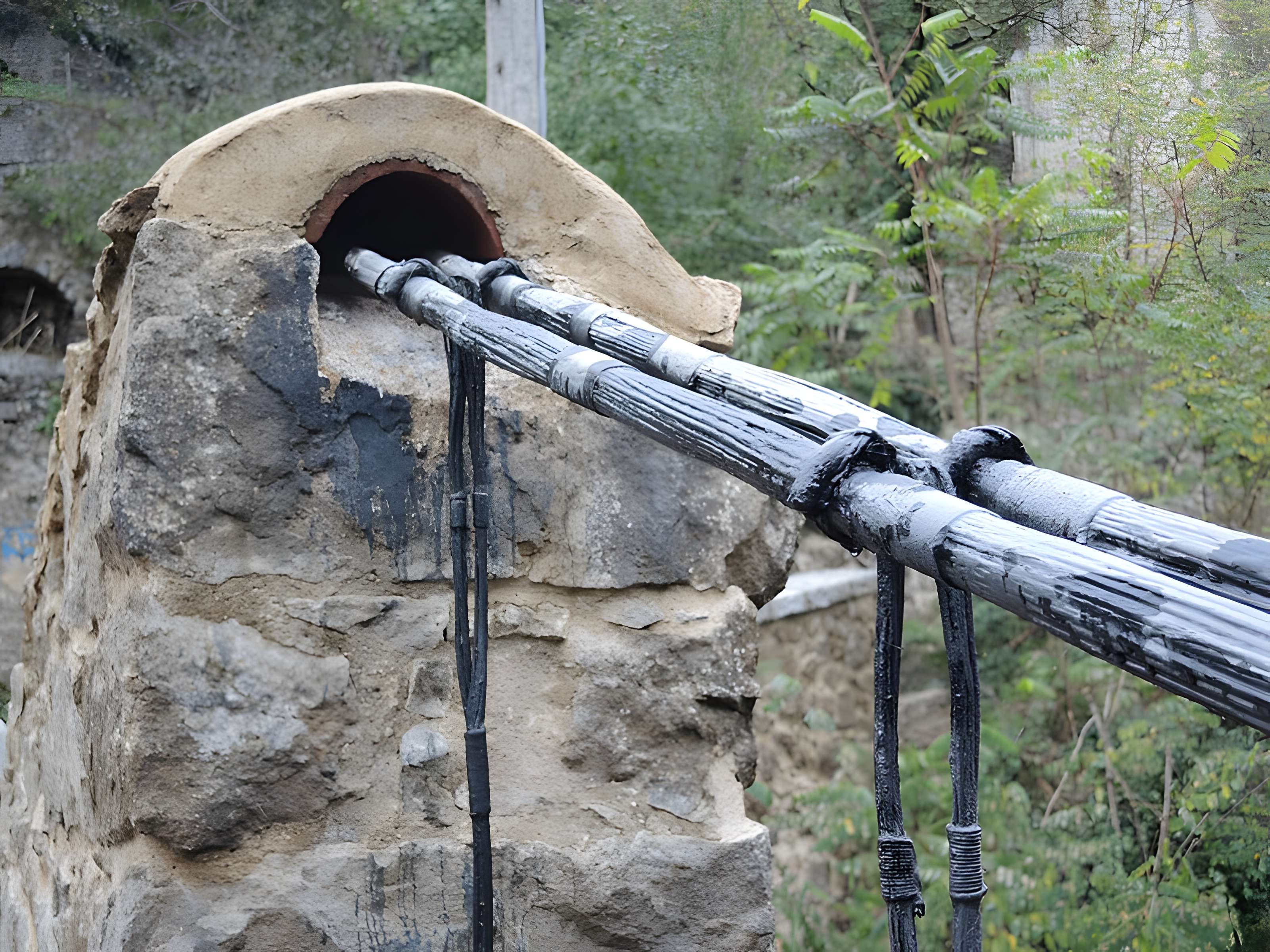 Pont suspendu sur la Cance dit Pont du Moulin  (également sur commune de Vernosc-lès-Annonay)