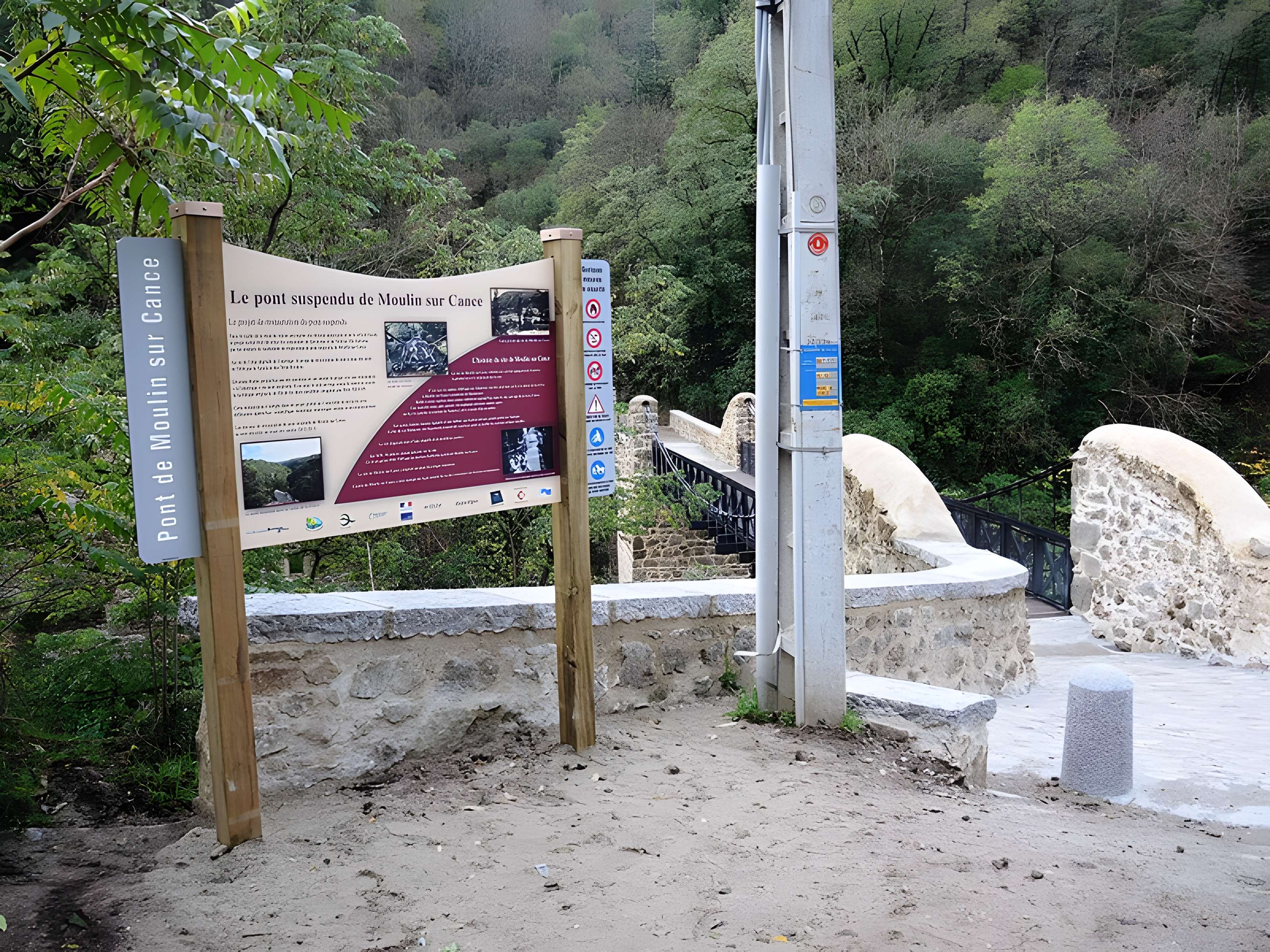 Pont suspendu sur la Cance dit Pont du Moulin  (également sur commune de Vernosc-lès-Annonay)