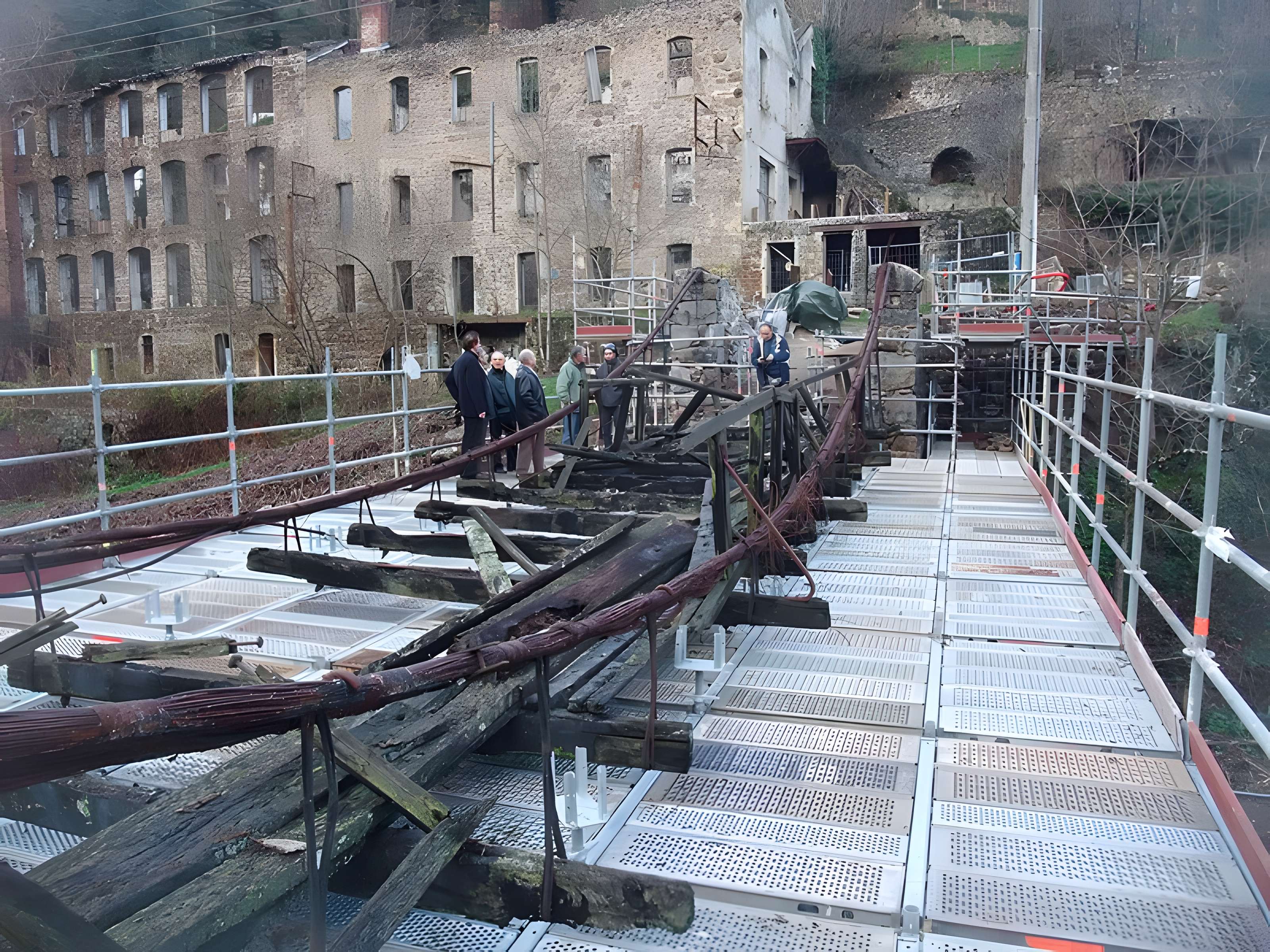 Pont suspendu sur la Cance dit Pont du Moulin  (également sur commune de Vernosc-lès-Annonay)