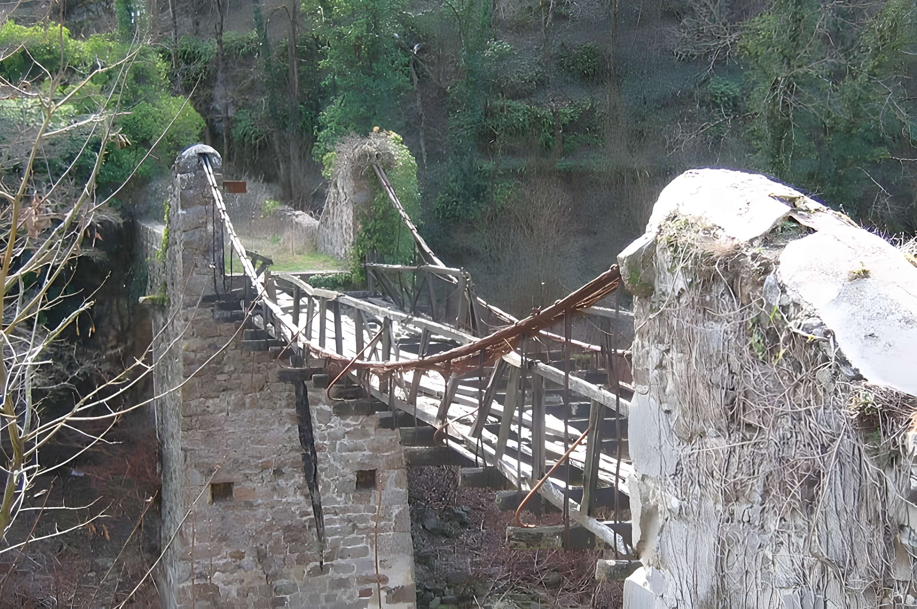 Pont suspendu sur la Cance dit Pont du Moulin  (également sur commune de Vernosc-lès-Annonay)