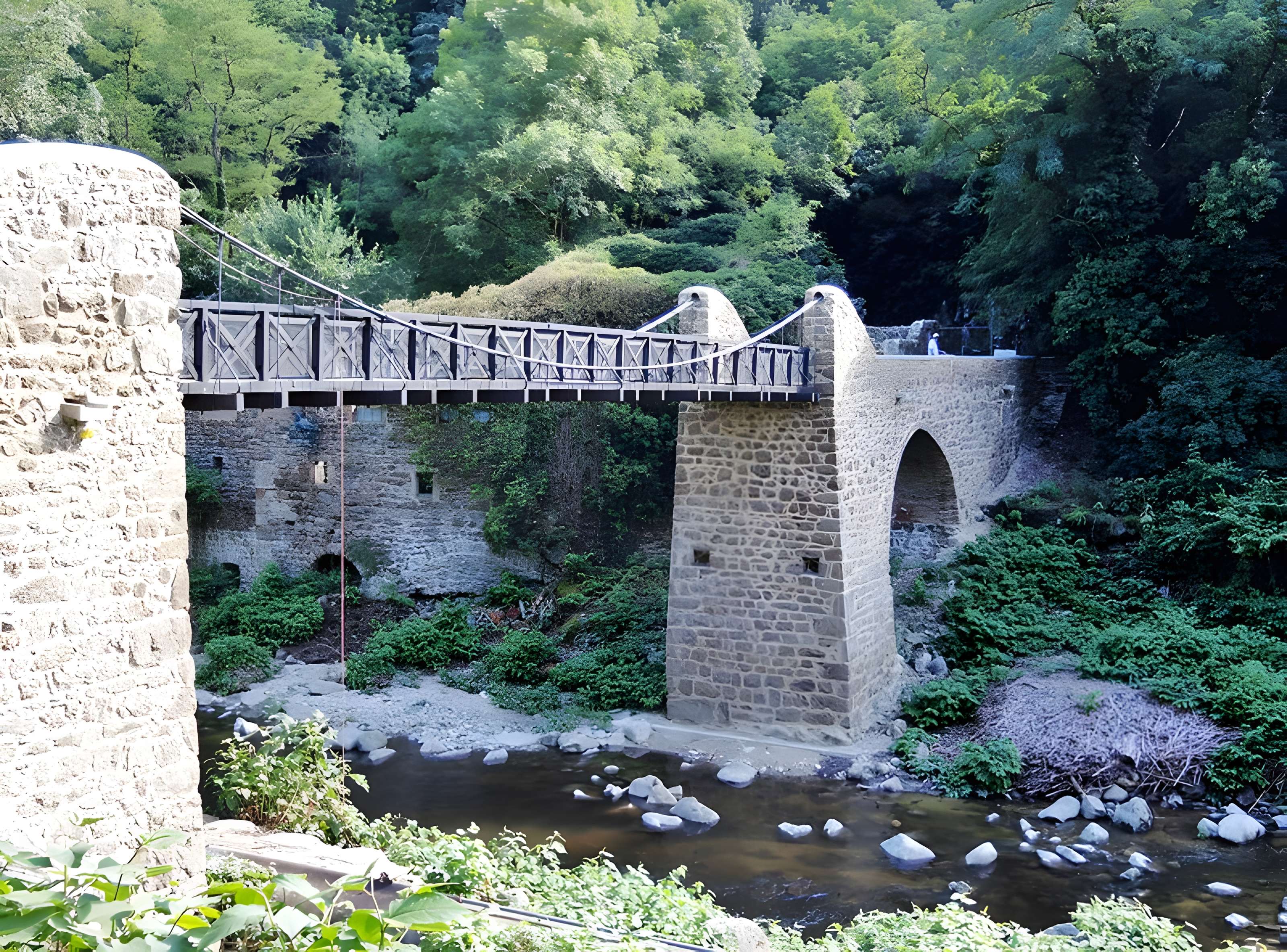 Pont suspendu sur la Cance dit Pont du Moulin  (également sur commune de Vernosc-lès-Annonay)