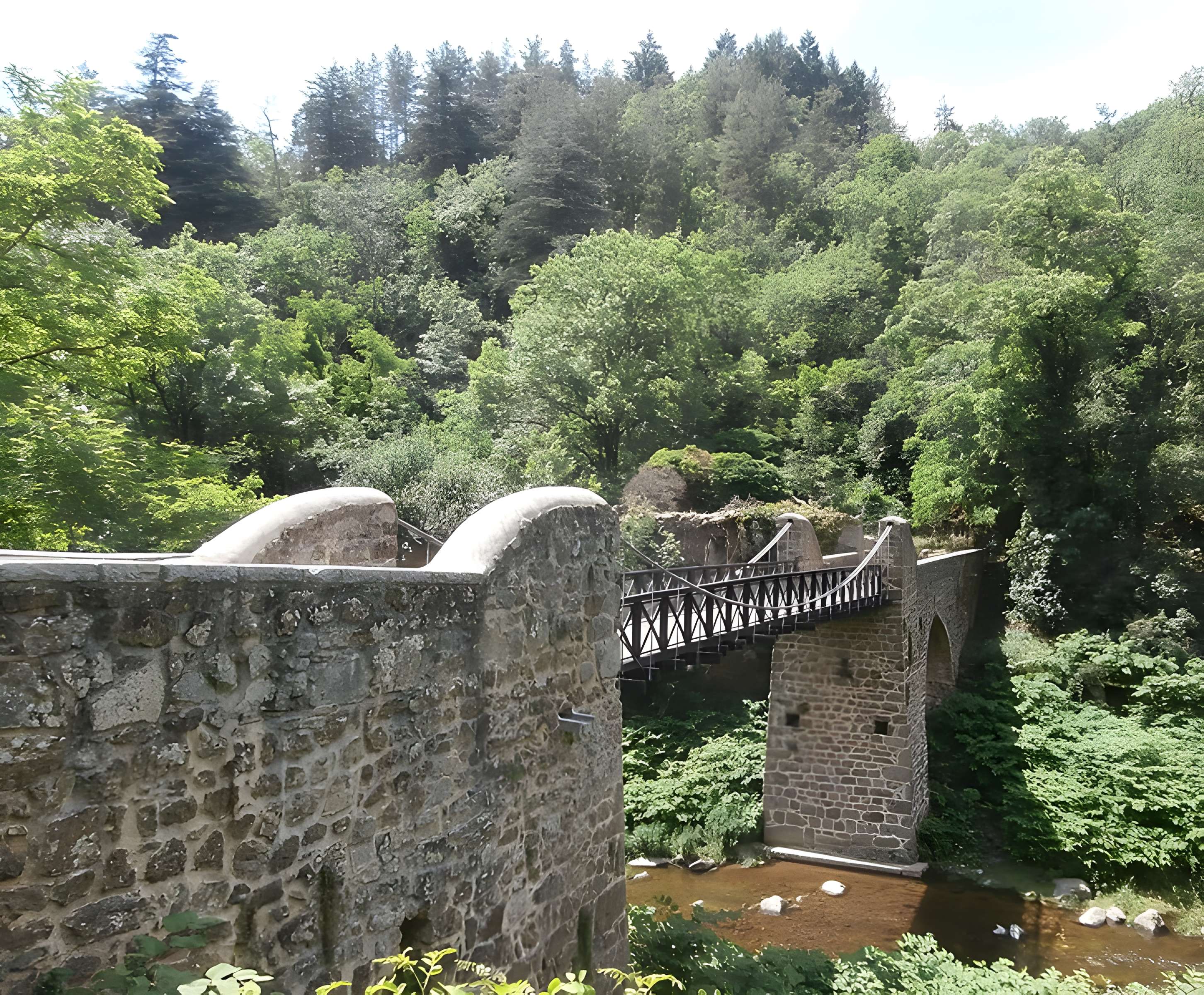 Pont suspendu sur la Cance dit Pont du Moulin  (également sur commune de Vernosc-lès-Annonay)