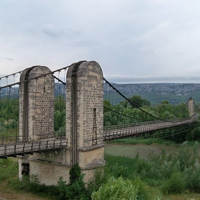 Photo de Ancien pont suspendu franchissant la Durance et maison de gardien également sur commune de Mérindol, dans le Vaucluse