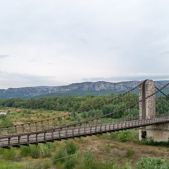 Photo de Ancien pont suspendu franchissant la Durance et maison de gardien également sur commune de Mérindol, dans le Vaucluse