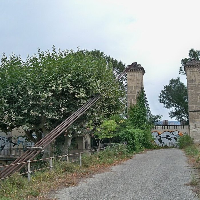 Photo de Ancien pont suspendu franchissant la Durance et maison de gardien également sur commune de Mérindol, dans le Vaucluse