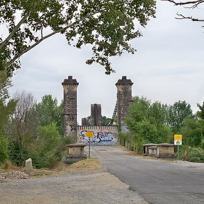 Photo de Ancien pont suspendu franchissant la Durance et maison de gardien également sur commune de Mérindol, dans le Vaucluse