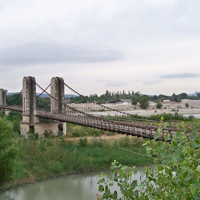 Photo de Ancien pont suspendu franchissant la Durance et maison de gardien également sur commune de Mérindol, dans le Vaucluse