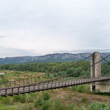 Ancien pont suspendu franchissant la Durance et maison de gardien également sur commune de Mérindol, dans le Vaucluse