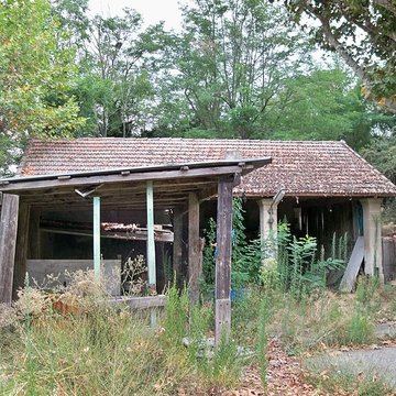 Ancien pont suspendu franchissant la Durance et maison de gardien également sur commune de Mérindol, dans le Vaucluse