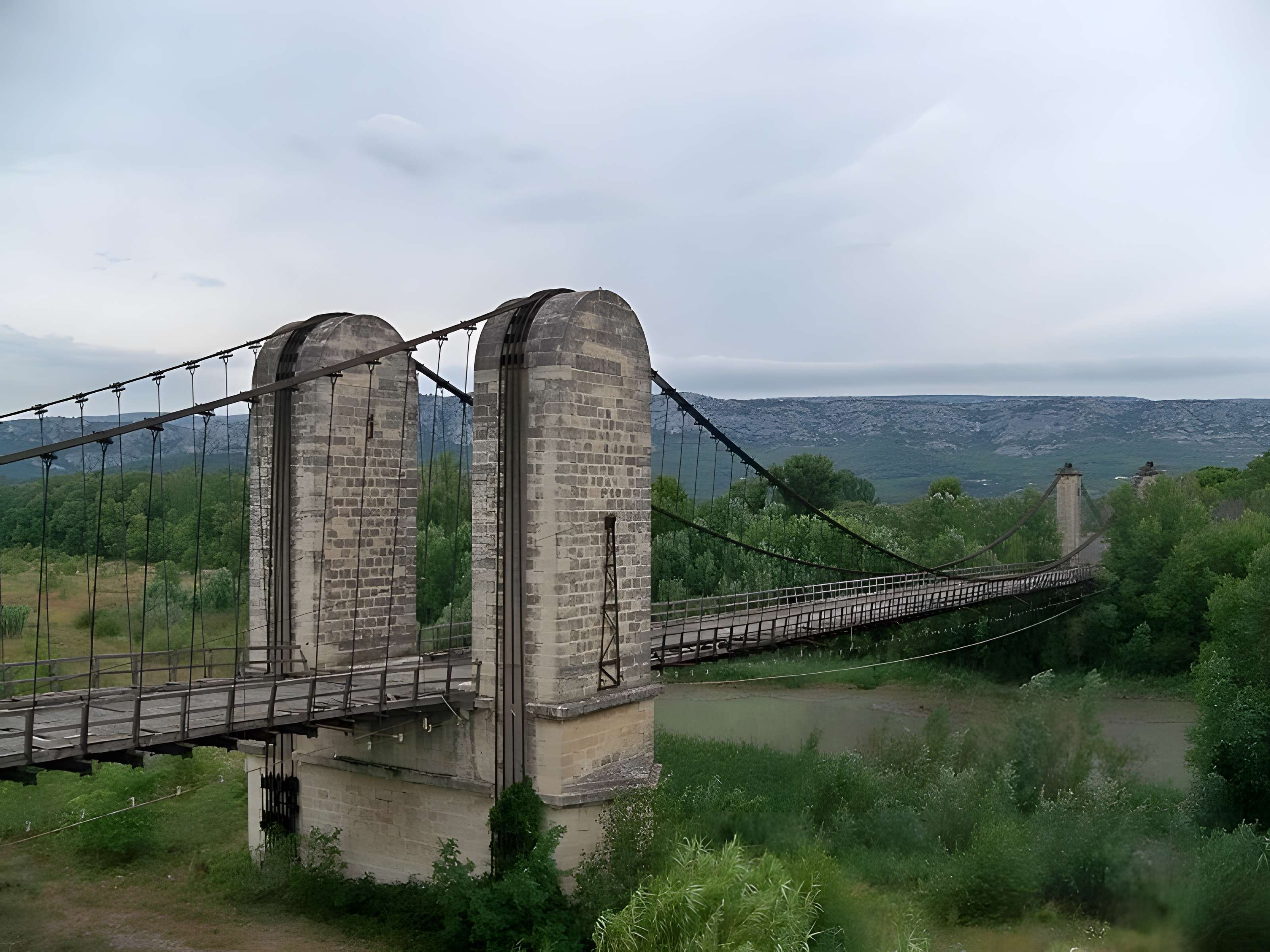 Pont suspendu sur la Durance à Mérindol 