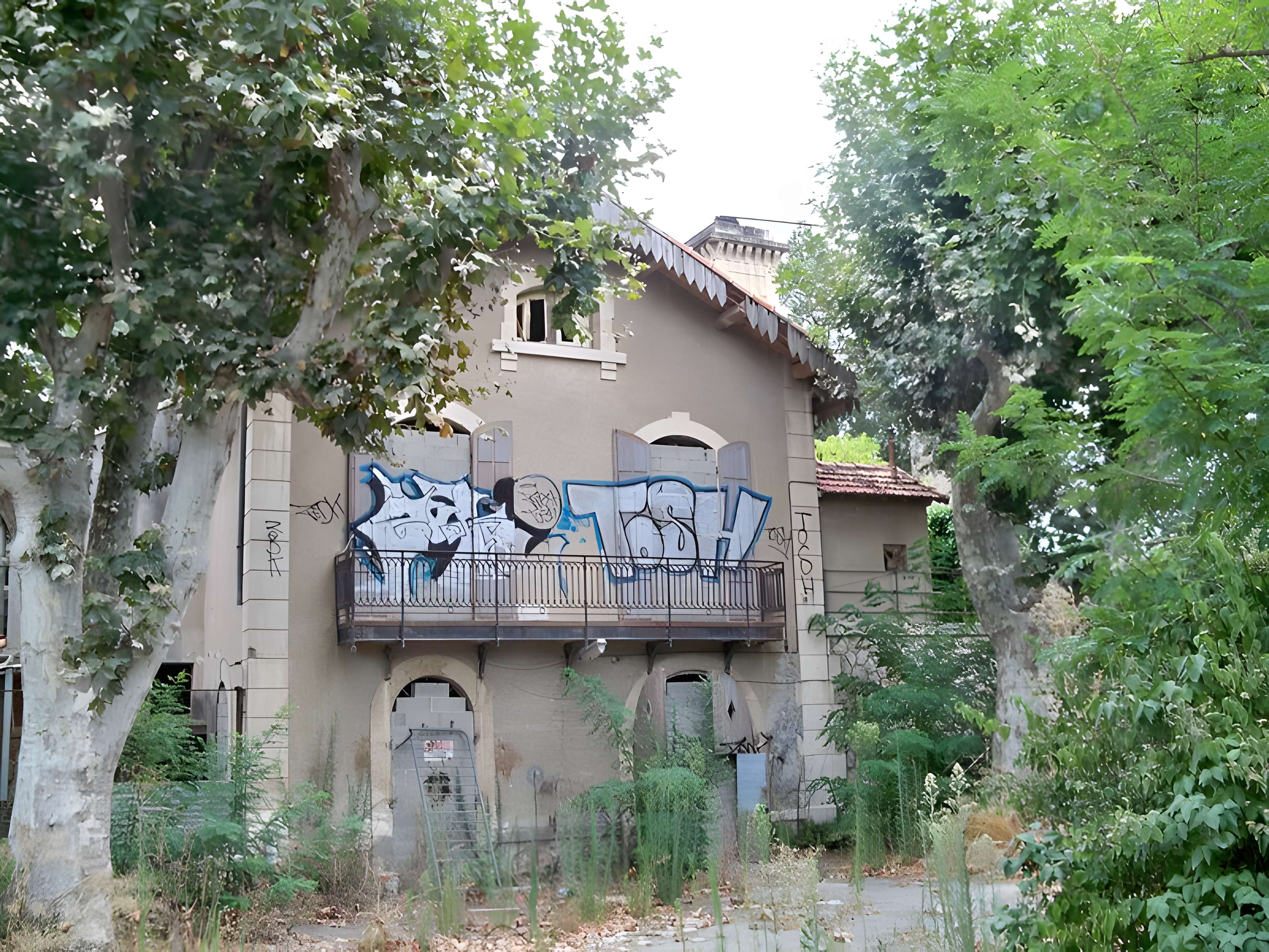 Ancien pont suspendu franchissant la Durance et maison de gardien (également sur commune de Mérindol, dans le Vaucluse)