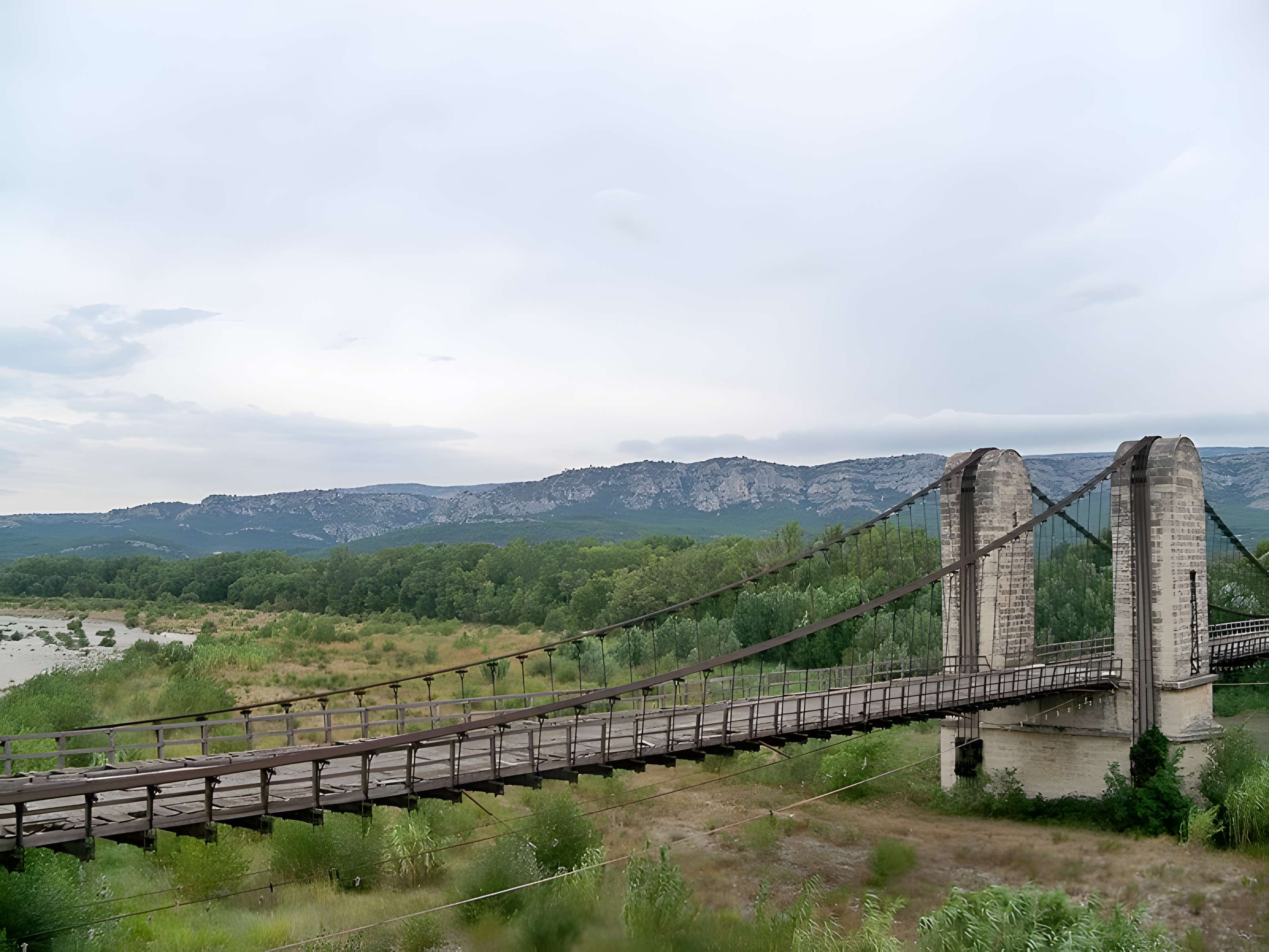 Ancien pont suspendu franchissant la Durance et maison de gardien (également sur commune de Mérindol, dans le Vaucluse)