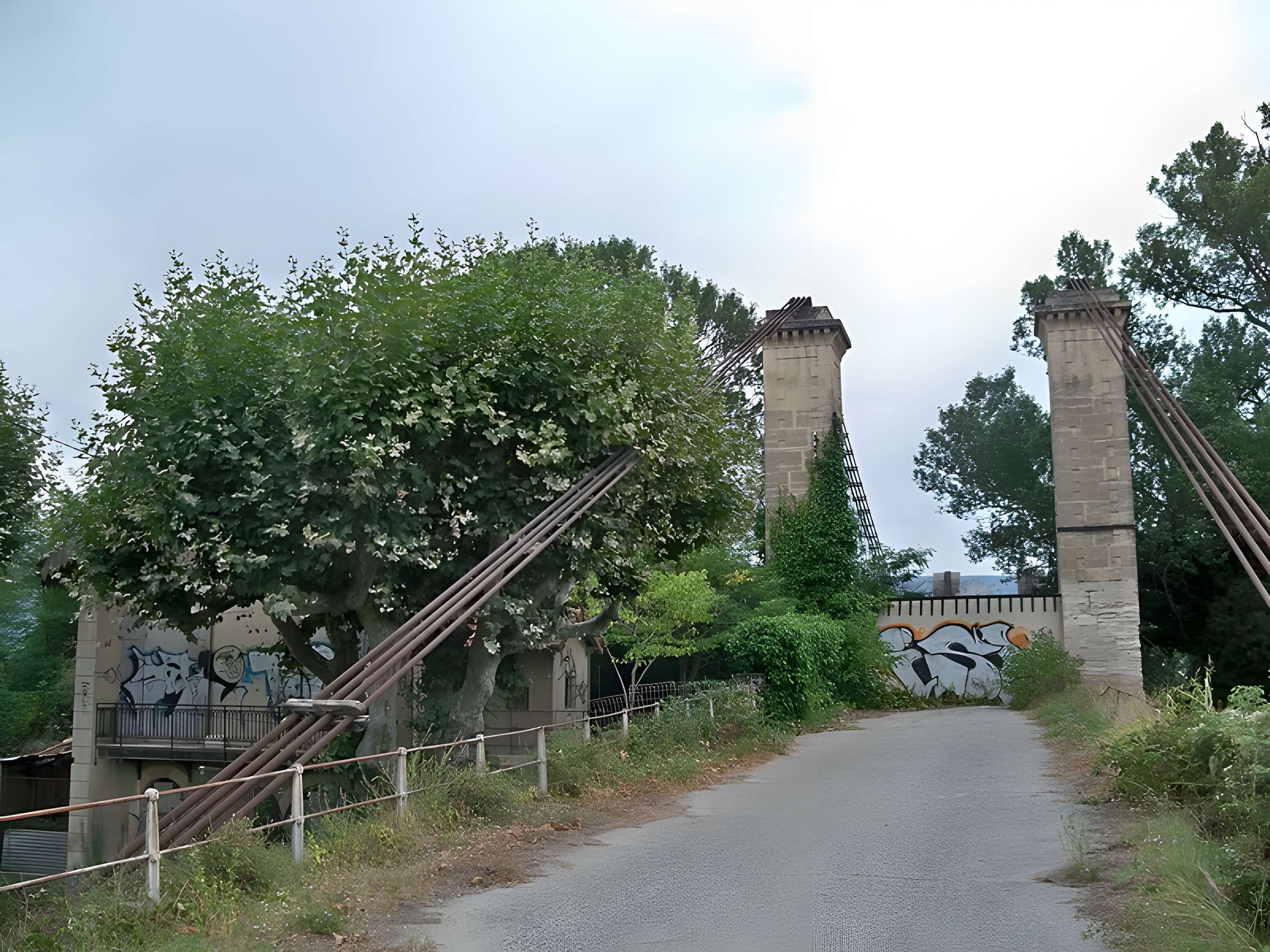 Ancien pont suspendu franchissant la Durance et maison de gardien (également sur commune de Mérindol, dans le Vaucluse)