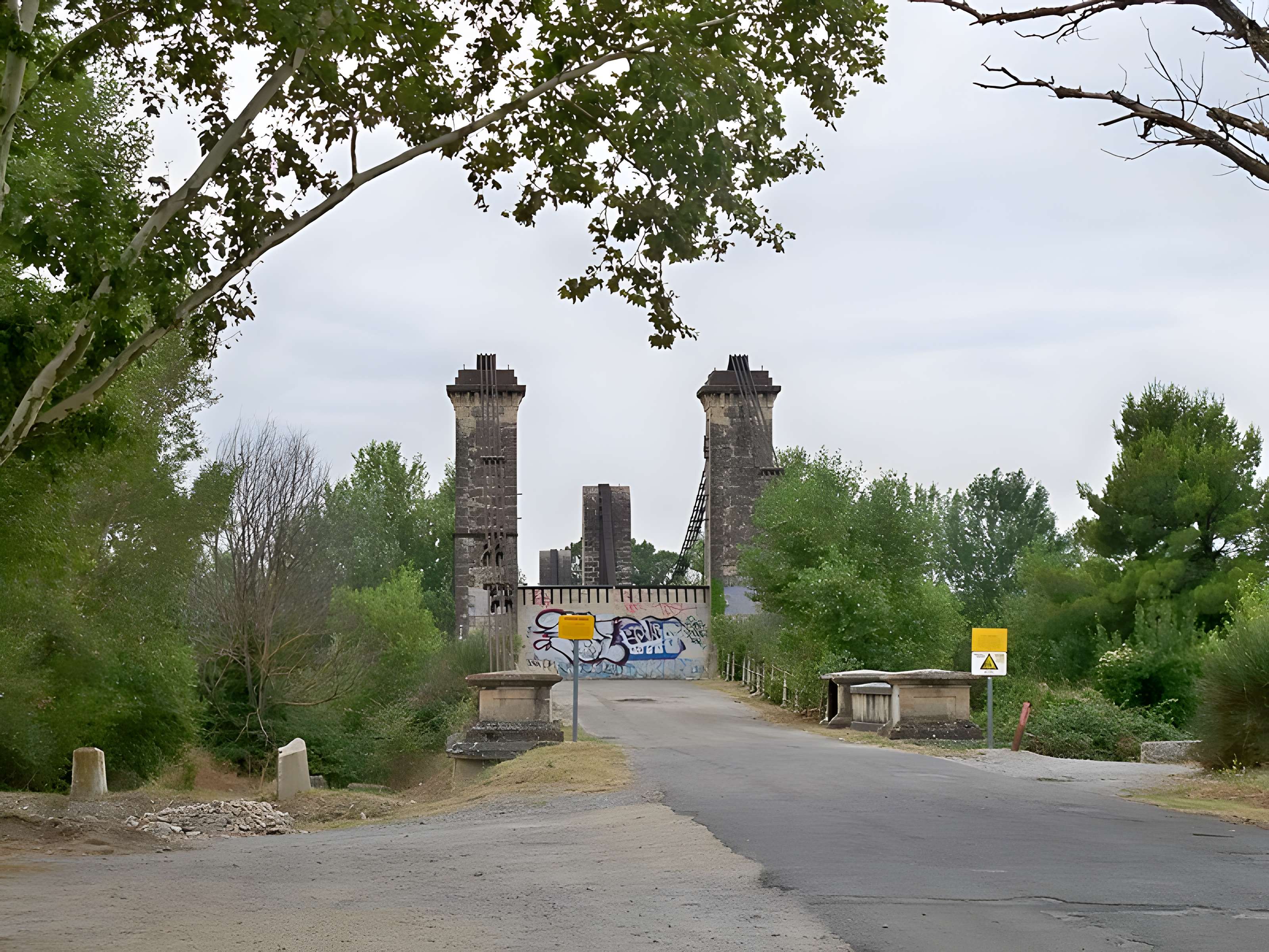 Ancien pont suspendu franchissant la Durance et maison de gardien (également sur commune de Mérindol, dans le Vaucluse)