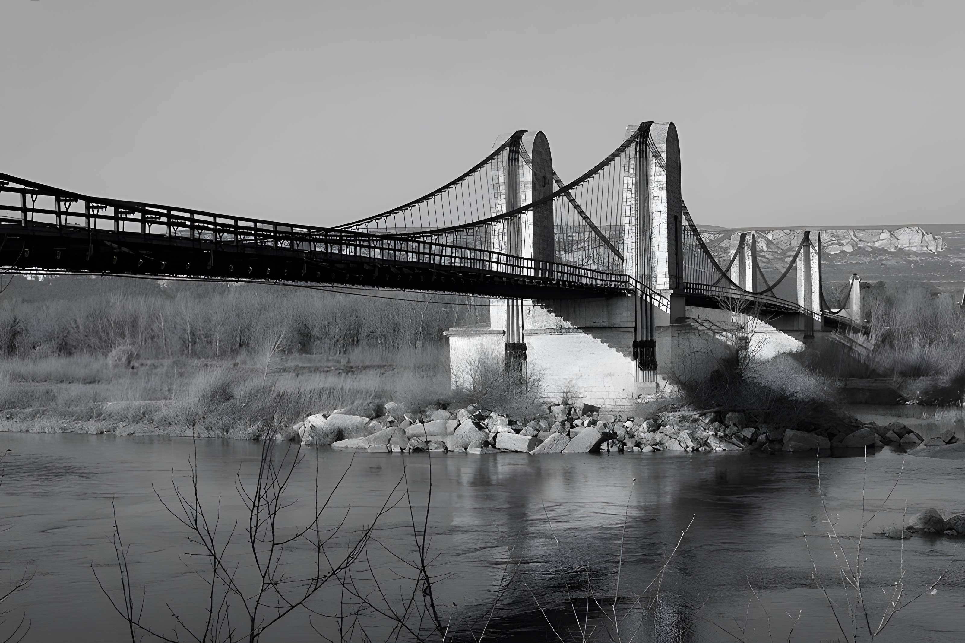 Ancien pont suspendu franchissant la Durance et maison de gardien (également sur commune de Mérindol, dans le Vaucluse)