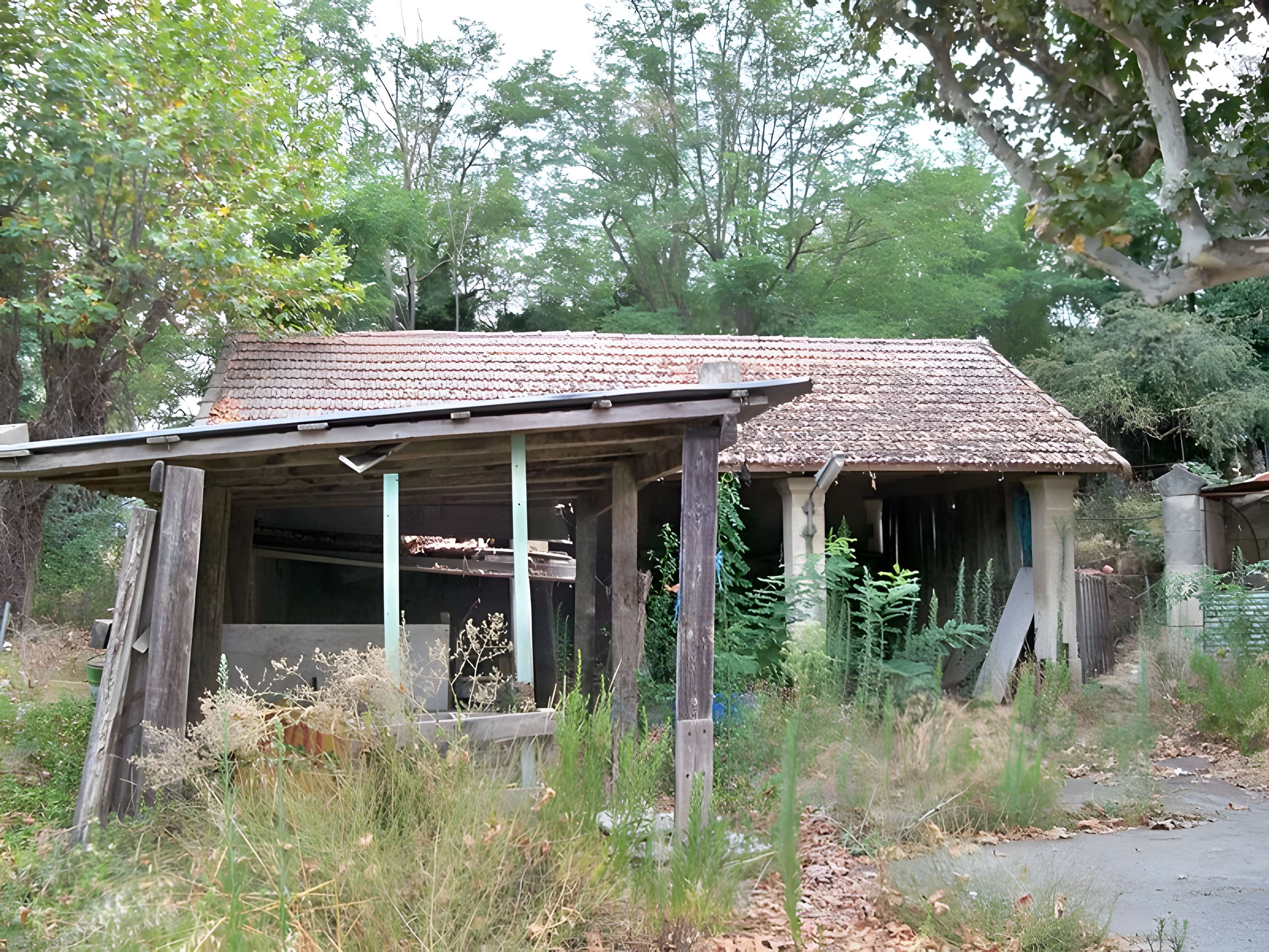 Ancien pont suspendu franchissant la Durance et maison de gardien (également sur commune de Mérindol, dans le Vaucluse)