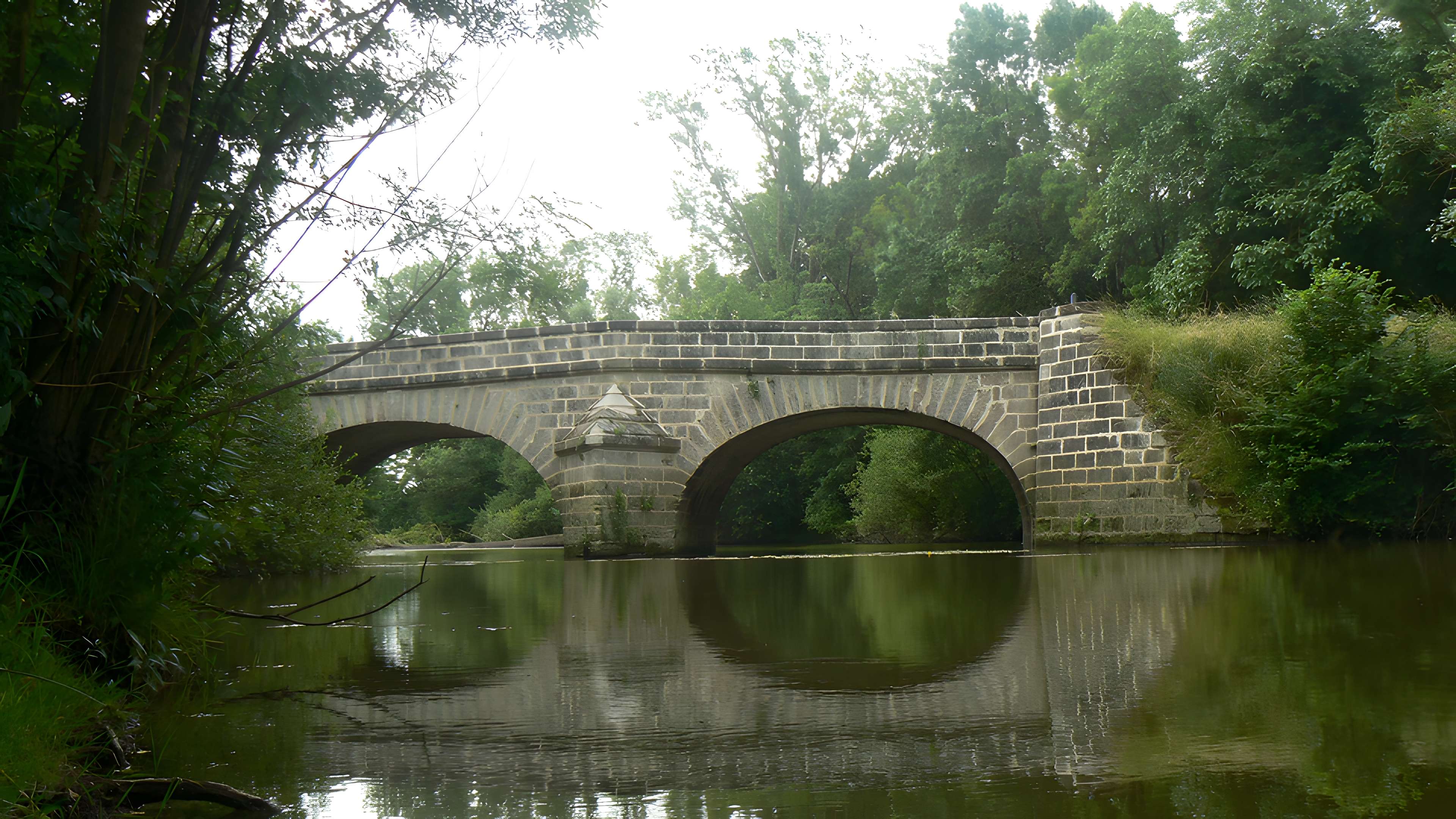 Deux ponts du Port-La-Claye sur la rivière Le Lay (également sur communes de La Claye, Curzon, Saint-Cyr-en-Talmondais)