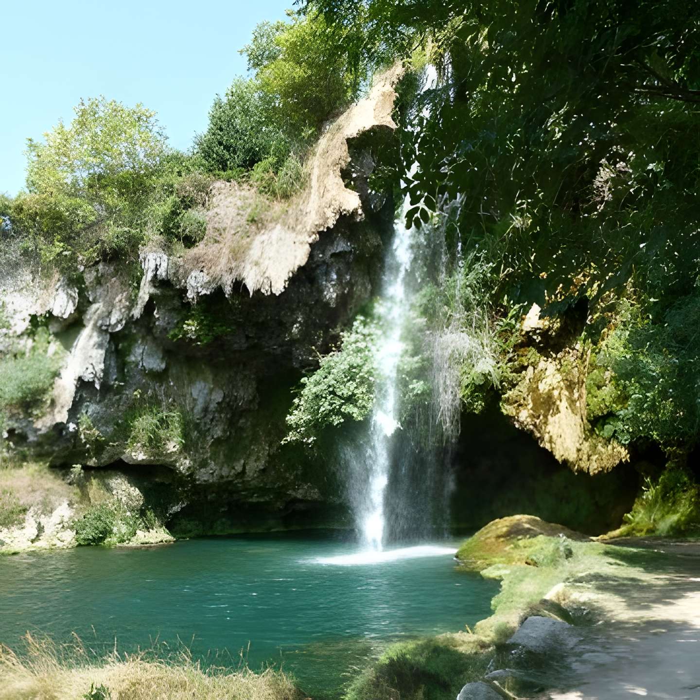 Château du Colombier à Salles-la-Source la source du village